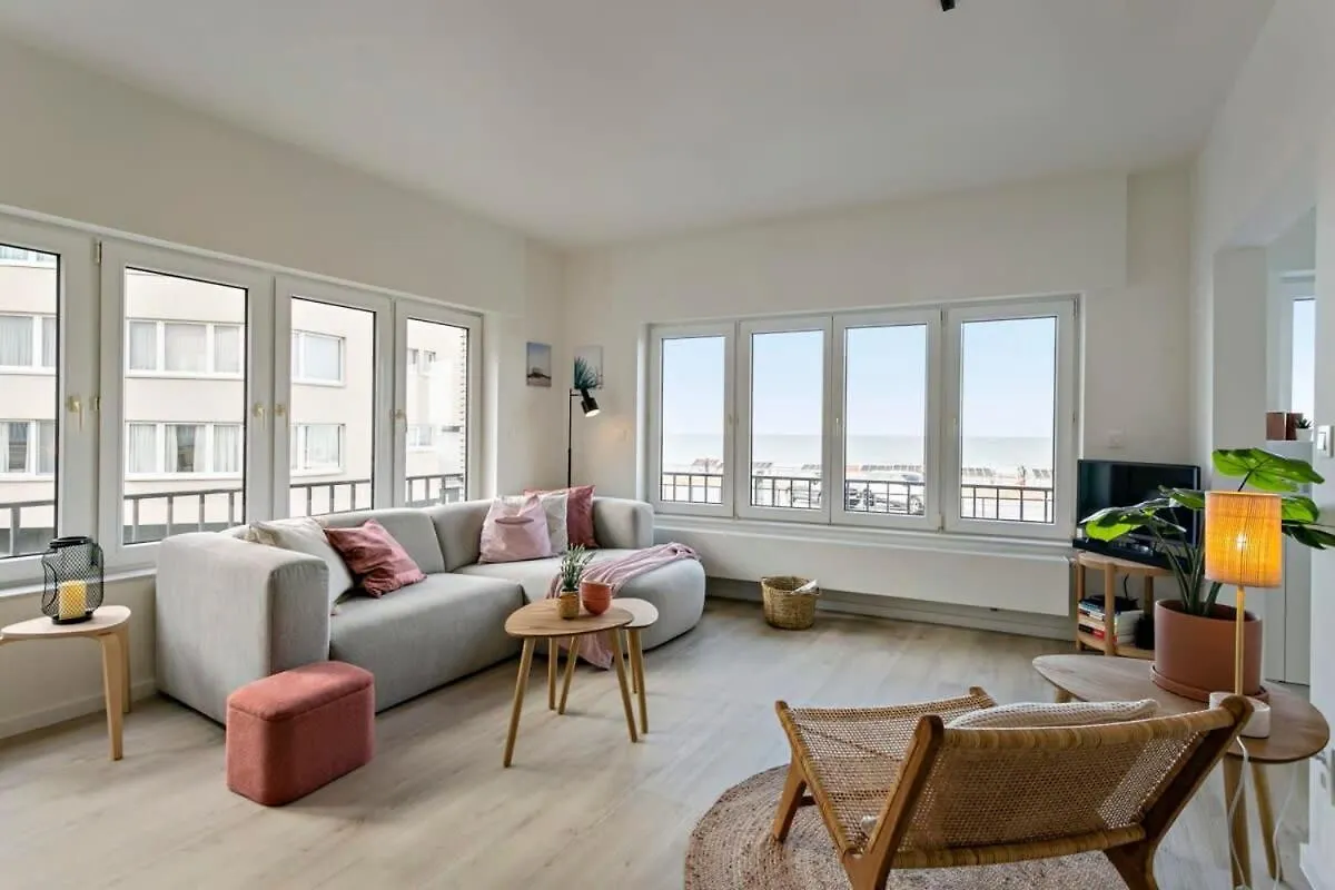 Huswell - Stylishly Refurbished Apartment With Sea View contacts